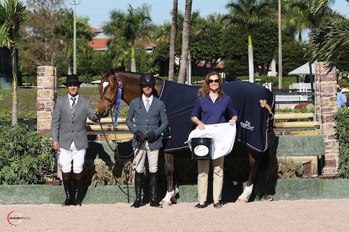 Peter Pletcher and Thanks for the Gold in their championship presentation with ringmaster Gustavo Murcia and Sally Stith-Burdette of Shapley's Grooming Products. © Sportfot