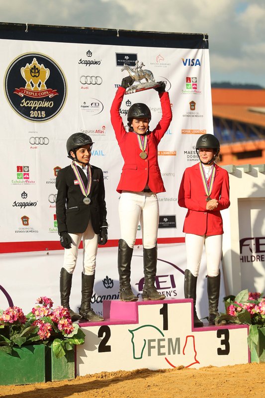 Die Medaillenträger des FEI Children’s International Classics Final 2014 in Valle de Bravo (MEX): v.l.n.r. Issam Haddad (LIB), Eugenia Garcia (MEX) und Ana Sofia Alban (MEX). © FEI/Anwar Esquivel