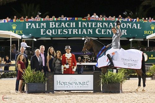 Andres Rodriguez auf Caballito bei ihrer Siegerehrung mit Kelly und Jillian Nicholls, Tom MacGuinness, Ciaran Herr, Emma McCabe, Lorraine MacGuinness und ringmaster Gustavo Murcia © Sportfot