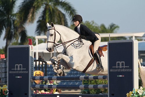 Lucy Deslauriers bei der Siegerehrung auf Class Action mit Stacia Madden, Sarah Swezey (North American Manager Alessandro Albanese), Mario Deslauriers, George H. Morris, und Ringmaster Gustavo Murcia. © Sportfot