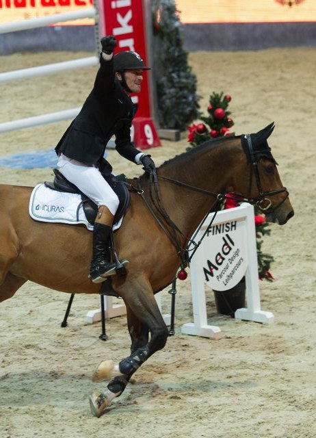 Stefan Eder freut sich über die Spitzenleistung von Carolino im Grand Prix. © Nini Schäbel (Archiv)