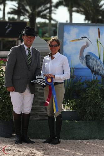 Ellen Toon freute sich über ihre Siegerschleife bei der Übergabe mit dem ringmaster Gustavo Murcia © Sportfot