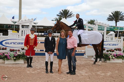 Kent Farrington (mit Waomi) bei der Siegerehrung mit Zeremonienmeister Gustavo Murcia und Lauren, Jeannie