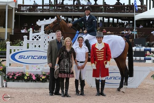 Kent Farrington und Waomi bei der Siegerehrung mit Michael und Diane Slavin, Lauren Tisbo von Suncast®, 