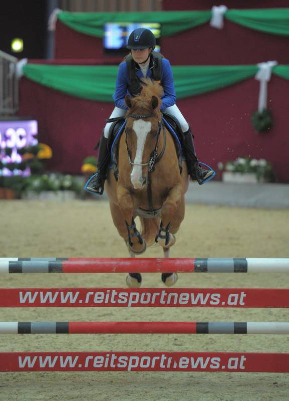  Super! Sarah-Denise Fink (AUT/St) konnte sich mit Lucky 1454 Rang zwei im Fixkraft Small Amateur Tour Opening sichern. © Fotoagentur Dill