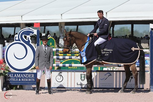 Harrie Smolders auf Exquis Walnut de Muze bei der Siegerehrung mit dem Ringmaster Gustavo Murcia © Sportfot