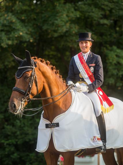 Caroline Kottas-Heldenberg, hier bei ihrer Ehrung zur Meisterin in der Kleinen Tour, konnte in Weikersdorf den Grand Prix Sieg holen! © Michael Graf (Archiv)