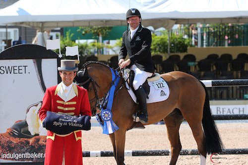 Eric Lamaze und Fine Lady 5 bei der Siegerehrung mit Ringmaster Gustavo Murcia. © Sportfot