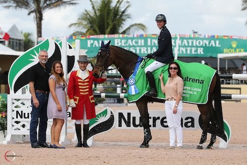 Ben Maher und Contigo bei ihrer Siegerrehung mit Carolina Arbalaez und Don Kapper von Nutrena,