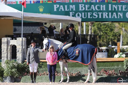  Caroline Moran und Bacardi bei der Siegerehrung mit Ringmaster Gustavo Murcia und USHJA's Marla Holt. © Sportfot