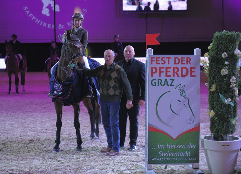 Nicole Mossier (RC Weinland) - die strahlende Siegerin der Small STY Jumping Competition. © Fotoagentur Dill