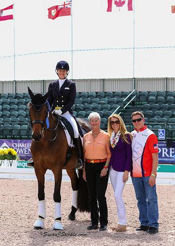 Olivia und ihr "Lono", Lilo Fore (Richter), PJ Rizvi (Peacock Riege) und Allyn Mann (Adequan®) © SusanJStickle.com