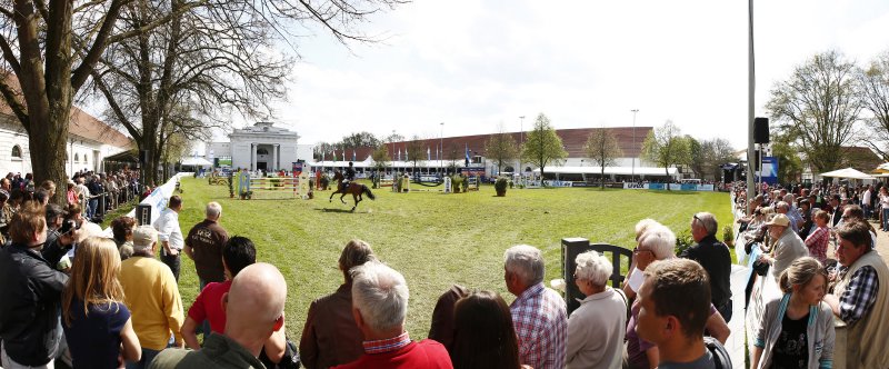 Dicht umringt - der Springplatz beim Pferdefestival Redefin. © Thomas Hellmann