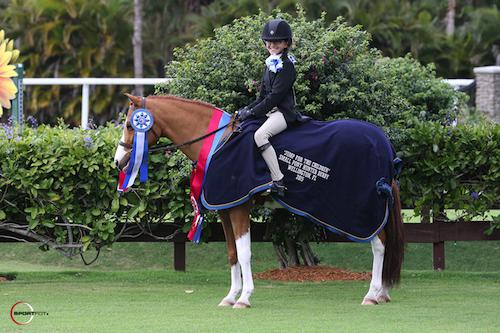 Rollingwood's Knee Deep and Zayna Rizvi in their winning presentation © sportfot