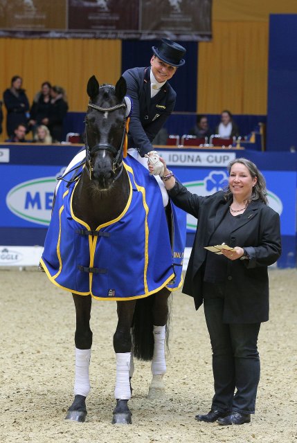 Dorothee Schneider auf UllrichEquine’s St. Emilion. Den Ehrenpreis übergibt Sabine Baßler,