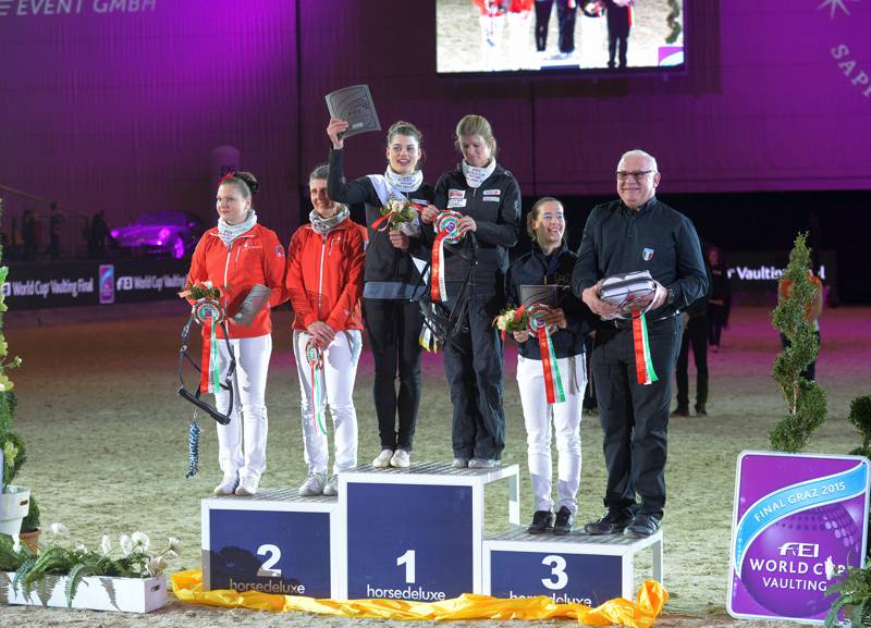 Das Podium im Damen Weltcup: Simone Jäiser (SUI) auf Platz zwei, Lisa Wild (AUT/S) als Siegerin und Anna Cavallaro (ITA) auf Rang drei. © Fotoagentur Dill