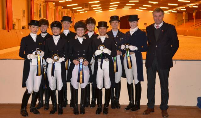 Siegerehrung Intermediaire I für Amateure: v.l. Vivian Scheve, Annika Hillemann, Frauke Thole, Iris Schäfer, Isabelle Spielmanns, Leonie Krull, Connie Kang, Annette Lepenies, Verena Denker & Richter Michael Settertobulte. © ADC