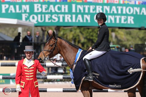 Jessica Springsteen und Davendy S bei der Siegerehrung mit Ringmaster mit Gustavo Murcia. © Sportfot