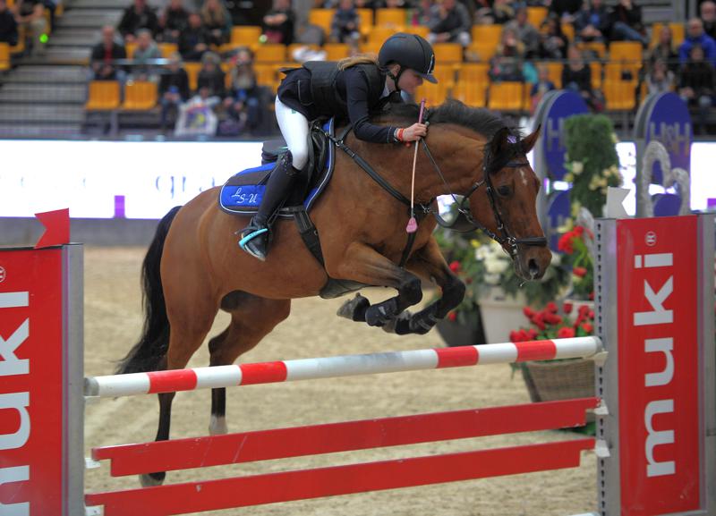 Lara Stampler-Ullrich (RFV Preding) und ihre Lousann brausten in der Small STY Jumping Competition zum zweiten Platz! © Fotoagentur Dill