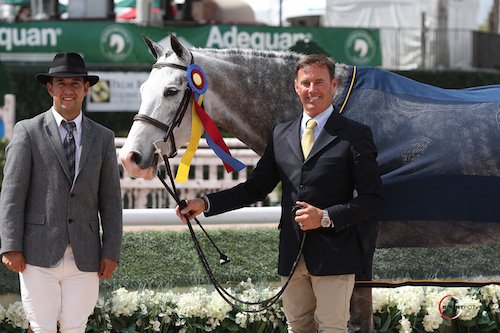 Scott Stewart und Catch Me bei ihrer Siegeehrung mit Zeremonienmeister Gustavo Murcia. © Sportfot