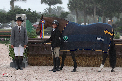 Victoria Colvin und Ovation bei der Siegerehrung mit dem ringmaster Gustavo Murcia © Sportfot