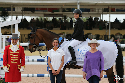  Victoria Colvin and Cafino bei der Siegerehrung mit Zeremonienmeister Gustavo Murcia, Lauren Tisbo von Suncast®