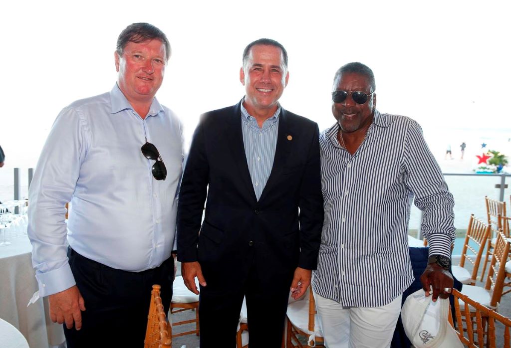 Bob Johnson und Bürgermeister Levine genießen die Veranstaltung in der VIP Lounge @Stefano Grasso/LGCT