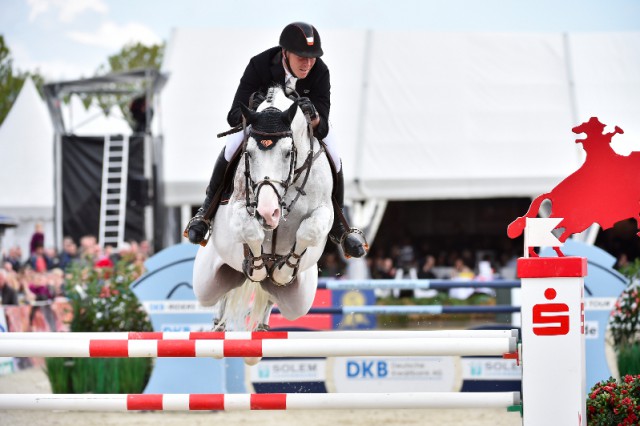 Mit einem Lächeln ins Ziel: David Will und Colorit gewinnen die erste Etappe der DKB-Riders Tour in Hagen a.T.W. © Stefan Lafrentz