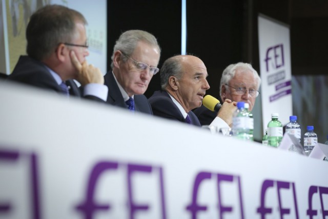 Das Podium bei der Session zum Thema Springsport beim FEI Sports Forum (v.l.n.r.): Stephan Ellenbruch, John Roche, John Madden und Richard Nicoll. © FEI/Germain Arias-Schreiber