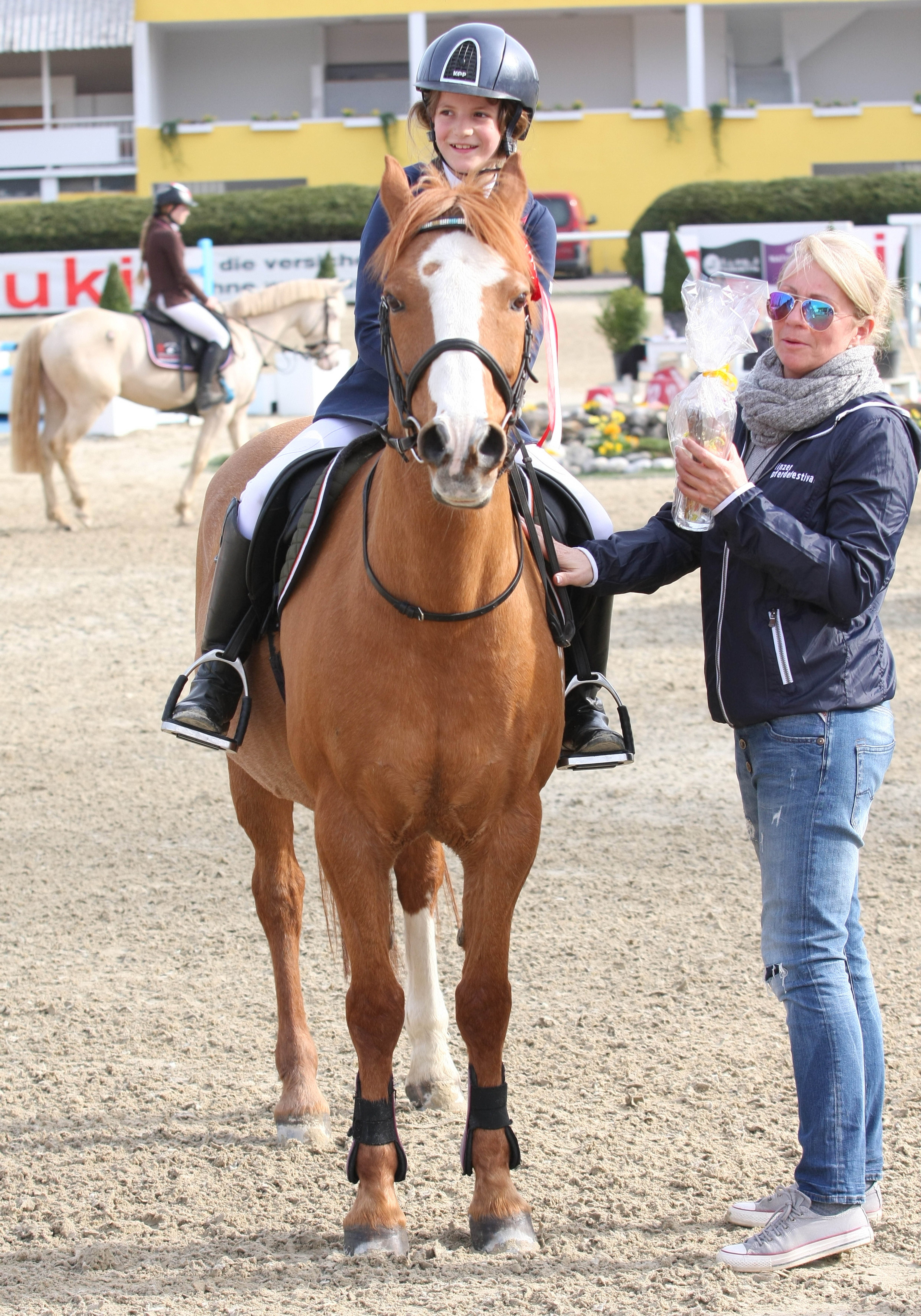 Ludovica Goess-Saurau (B) und Rusty 14 erhalten den Ehrenpreis aus den Händen von Petra Janout. © Krisztian Buthi