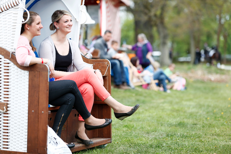 Das Landgestüt Redefin bietet internationalen Pferdesport und Picknick-Atmosphäre. © Thomas Hellmann