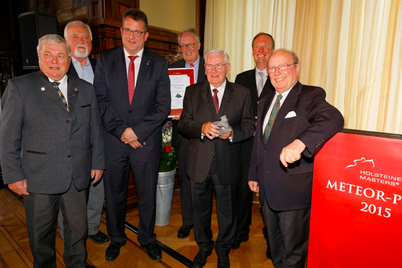 Gruppenbild mit dem neuen Meteor Preisträger: v.r. Holsteiner Masters-Initiator Peter G. Rathmann, Laudator Thomas Voß, Meteor-Preisträger Hans-Helmut Sievers mit der Skulptur von Prof. Hans Kock, Pferdesportverbands-Vorsitzender Dieter Medow, Innnenminister Stefan Studt, Ex-Ministerpräsident Peter Harry Carstensen und Laudator Claus Ehlers. © Stefan Stuhr