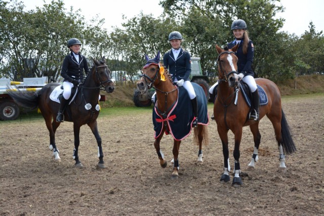 Leonie Paulsen und Pony Rum Key Platz 3, Nane Körting mit Pony Dejavue Platz 1 und Luca Pahl mit Pony Schmarcks Mon Cherie Platz 2 (von links) – 1.-3. Platz im Ranking HS-Pony-Jugend-Fördrung. © www.hansen-fotografiert.de