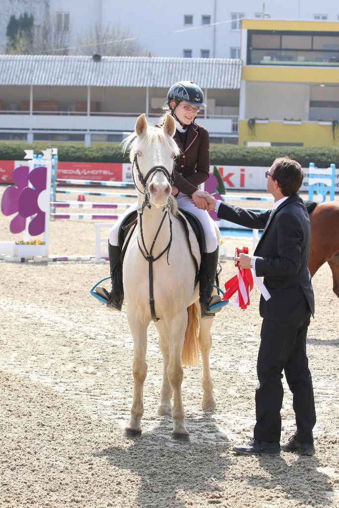 Michele Ruth (NÖ) siegt in der Qualifikation des EQWO.net Pony Grand Prix und des EQUIVA Springcup. © Krisztian Buthi