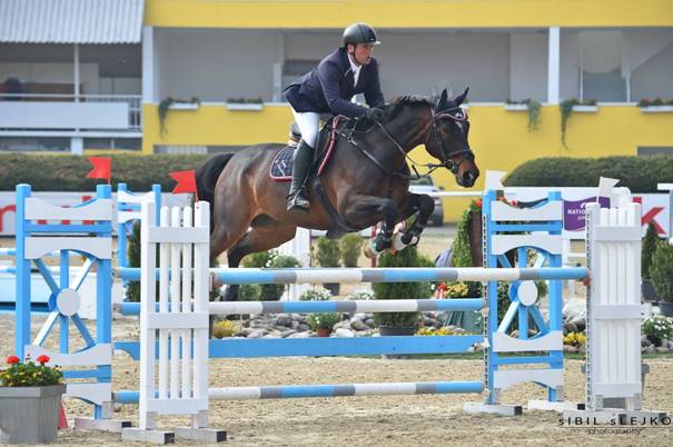 Alexander Schoenberg (GER) und Ehrgeiz B holen sich erneut den Sieg in der Bronze Tour. © sIBIL sLEJKO