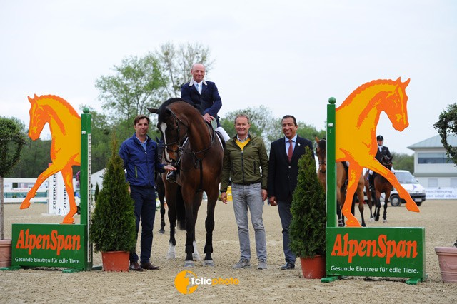 Marcus Wallishauser (MAGNA RACINO), Platin Tour Sieger Keith Shore (GBR), Wolfgang Pirker (Alpenspan) und Hussam Zummit (FEI Steward) bei der Siegerehrung © Hervé Bonnaud