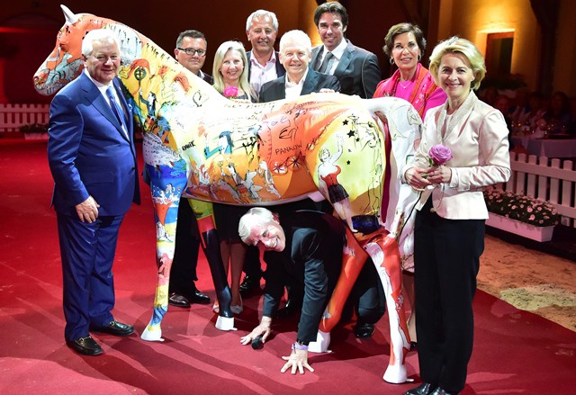 Versteigerung des "Easy-Panic-Rider" zugunsten der Initiative "Reiten gegen den Hunger": v.l. Ullrich Kasselmann, Francois Kasselmann, Anna und Saad Hadi, Dr. Rüdiger Grube, Michael Stich, Gudrun Bauer, Dr. Ursula von der Leyen und Paul Schockemöhle. © Mark gr. Feldhaus