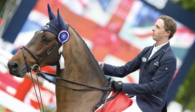 Ben Maher auf Contigo 37 bei der Siegerehrung in Madrid ©Stefano Grasso