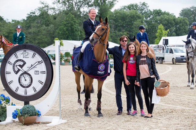 CSI4* Diamond Tour Sieger Marc Bettinger (GER) nahm die Glückwünsche vom Pferderevue Siegerehrungskind Antonia Weber und Marcus Wallishauser (Magna Racino) entgegen. © Tomas Holcbecher