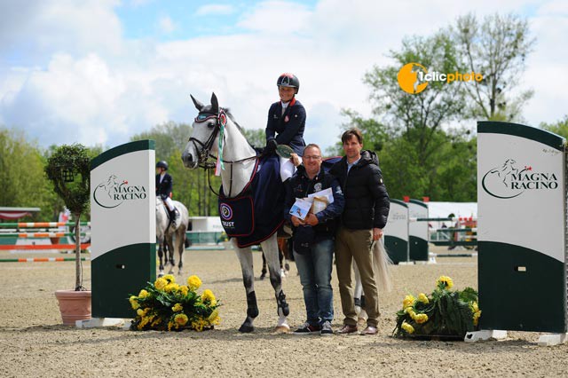 Die stolzen Sieger vom Finale der sechsjährigen Youngster Evoshana und Stefanie Bistan (NÖ) bei der Siegerehrung mit Walter Habres (Walter´s Futterservice) und Marcus Wallishauser (MAGNA RACINO) @ Nicole Ciscato