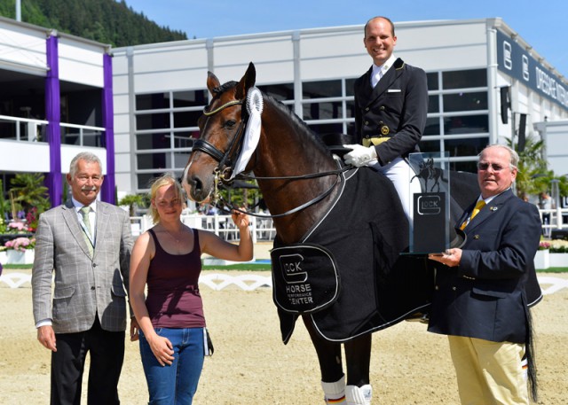 Matthias Bouten (GER) on Ehrengold MJ with judge Stephen Clarke, his groom and GHPC sports director Franz-Peter Bockholt at the award ceremony. © GHPC / studiohorst