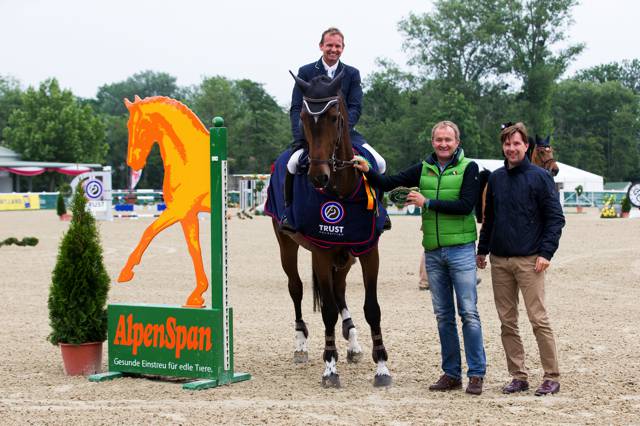 Alpenspan Youngster Tour Siegerin Cerafina S unter ihrem Reiter Andreas Brenner (GER) mit Sponsorenvertreter Wolfgang Pirker und Marcus Wallishauser (Magna Racino). © Tomas Holcbecher