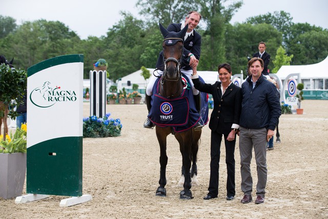 Serena Hamberg (Gestüt Römerhof) und Marcus Wallishauser (Magna Racino) gratulieren dem Römerhof Gold Tour Final-Sieger Gert Jan Bruggink. © Tomas Holcbecher