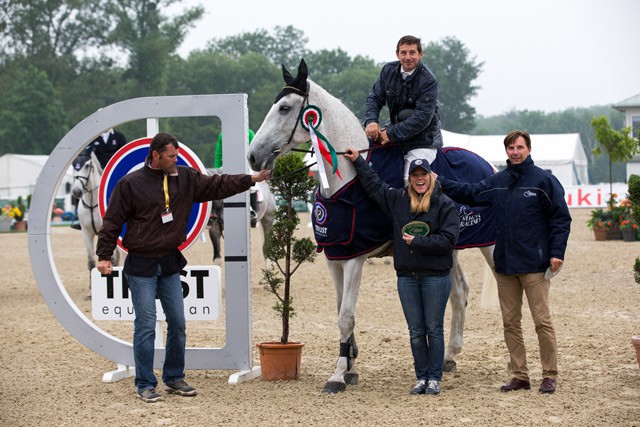 Andy Candin (ROU) nahm stolz die Glückwünsche von Lotte van der Velden {TRUST) und Marcus Wallishauser (MAGNA RACINO) bei der Siegerehrung entgegen © Tomas Holcbecher