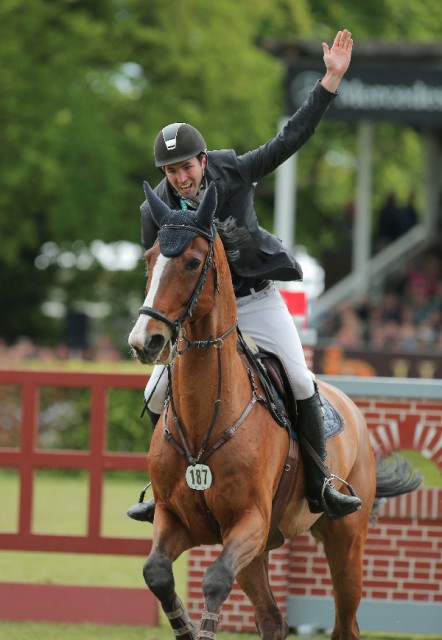 Riesenfreude nach dem Derby-Sieg - Christian Glienewinkel mit Professional Aircare © Stefan Lafrentz