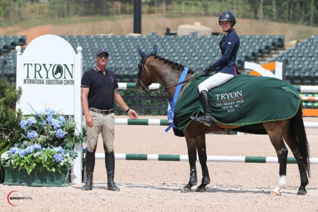 Jordan Coyne with trainer Derek Petersen in their presentation ceremony. © Sportfot