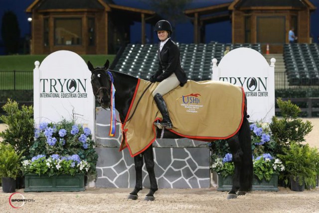 Kelley Farmer and Mindful in their presentation ceremony. © Sportfot