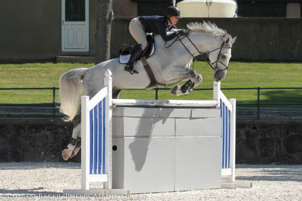 Lisa Goldman and Aslan jump the wall. © Lauren Baker