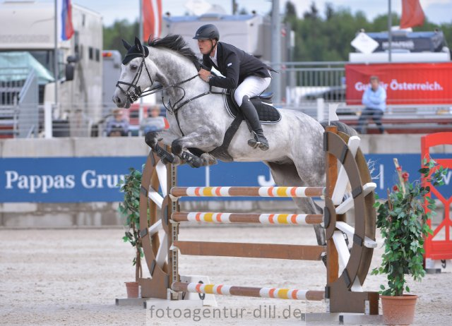 Hendrik Gravemeier (GER) pilotierte Stardust zum Sieg bei den 7-jährigen Pferden. © Fotoagentur Dill – www.fotoagentur-dill.de