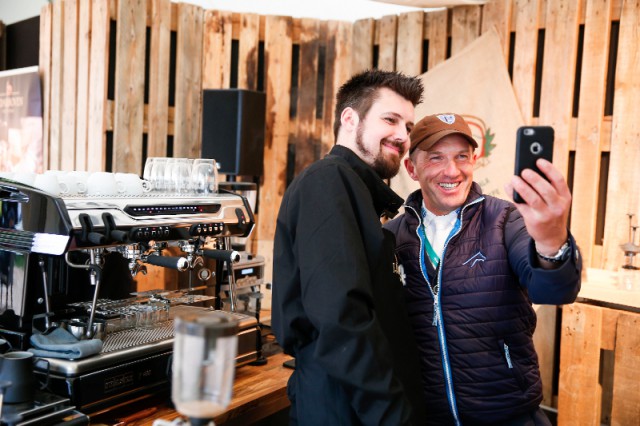 Hashtag #DarbovenDerby: Holger Wulschner und Barista Philip Diekmann machen ihr eigenes Selfie. © Thomas Hellmann